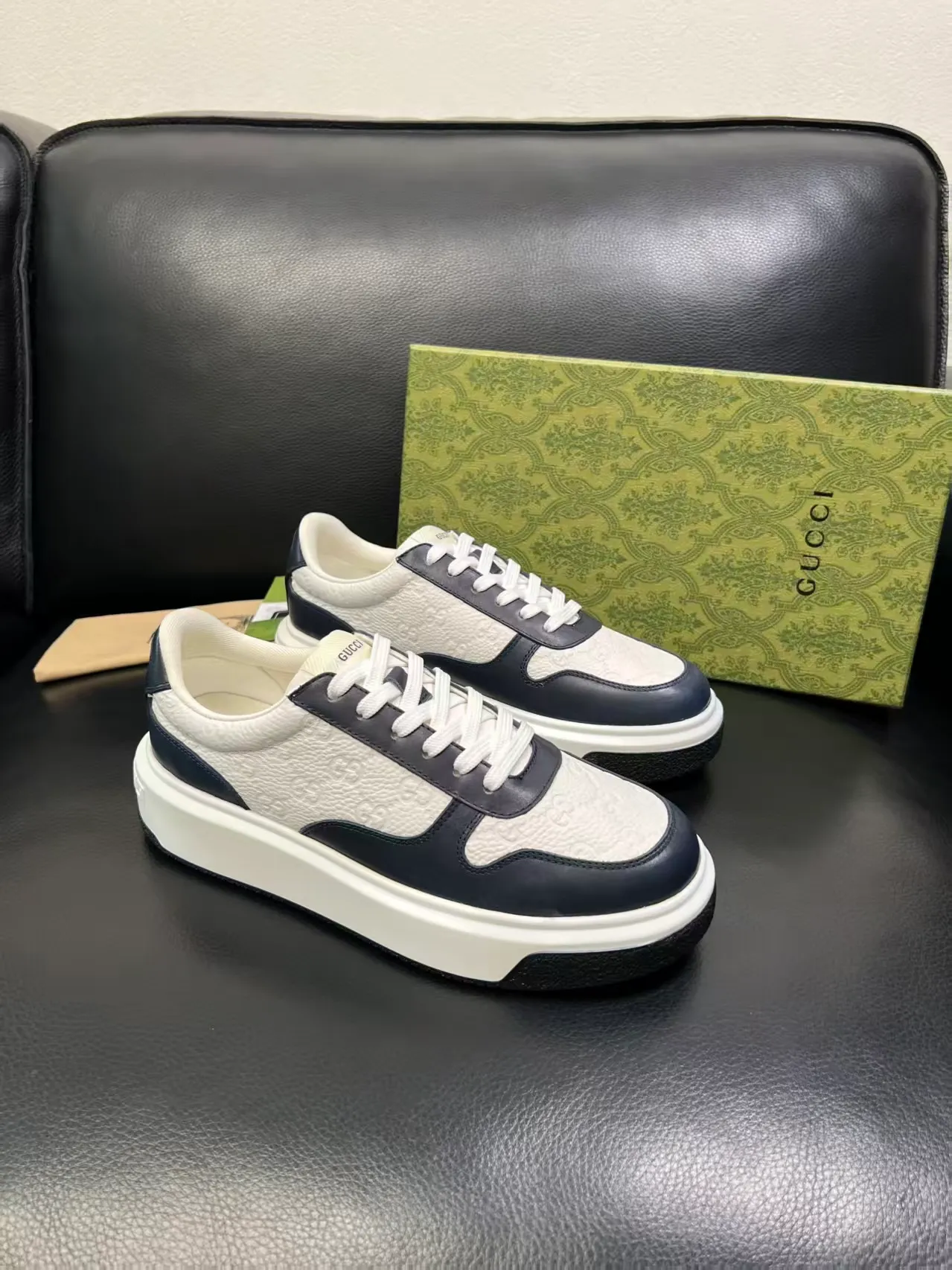 White and black P460 new men's shoes GUCCI [Lightning] latest shoes are shipped. Original quality, fashionable, made of special materials, sheepskin lining, brand new packaging. The foot feels super comfortable and the workmanship is impeccable. Size: Male 38-45.